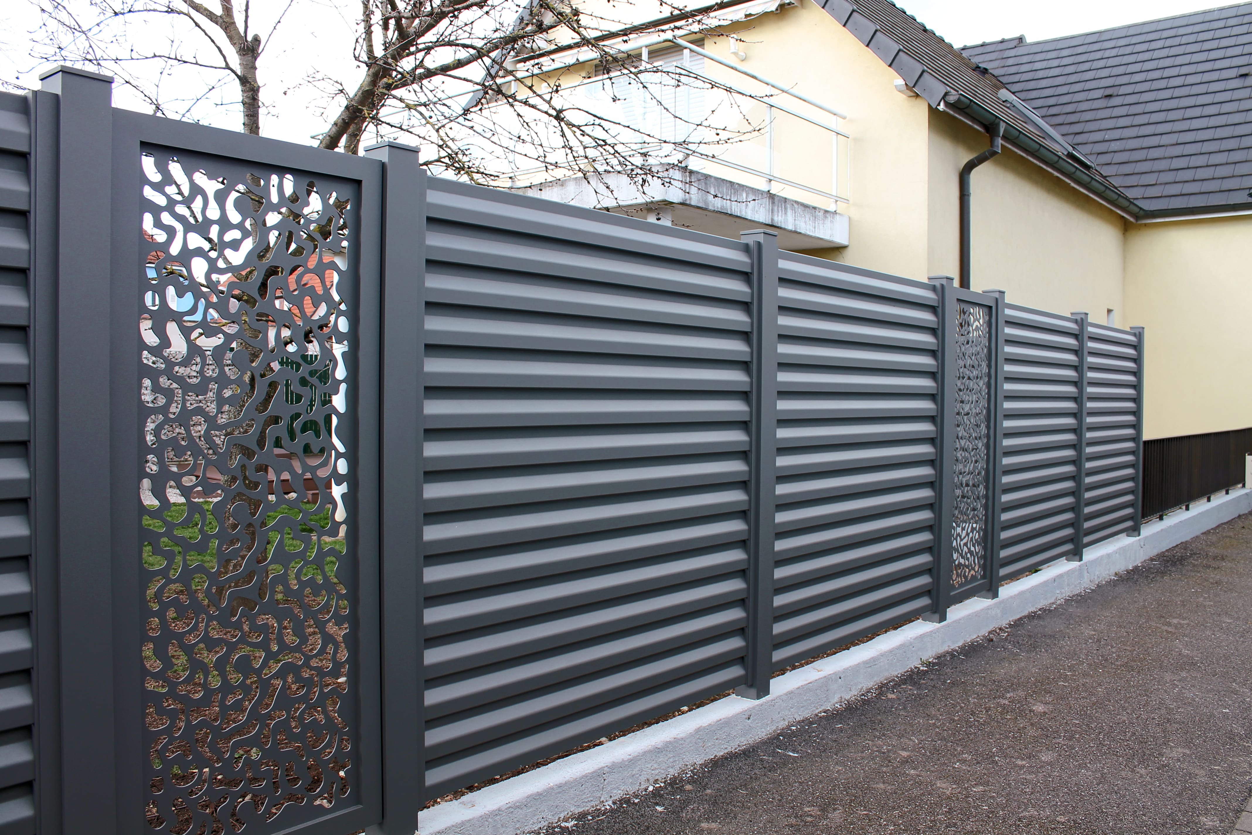 Clôture en aluminium brise vue avec panneaux décoratifs
