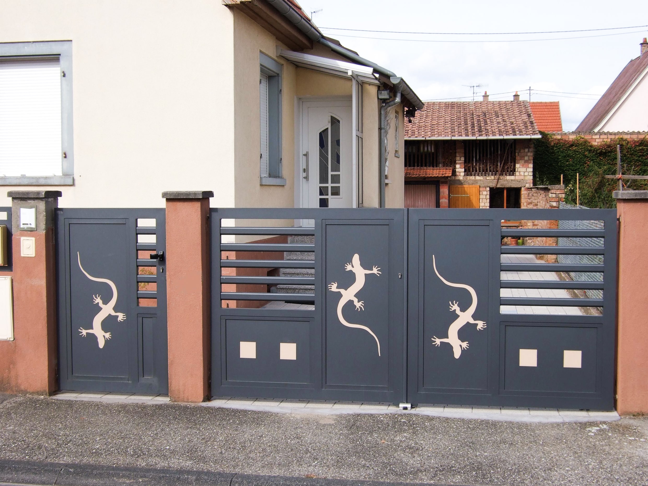 Portail en aluminium avec motif personnalisé