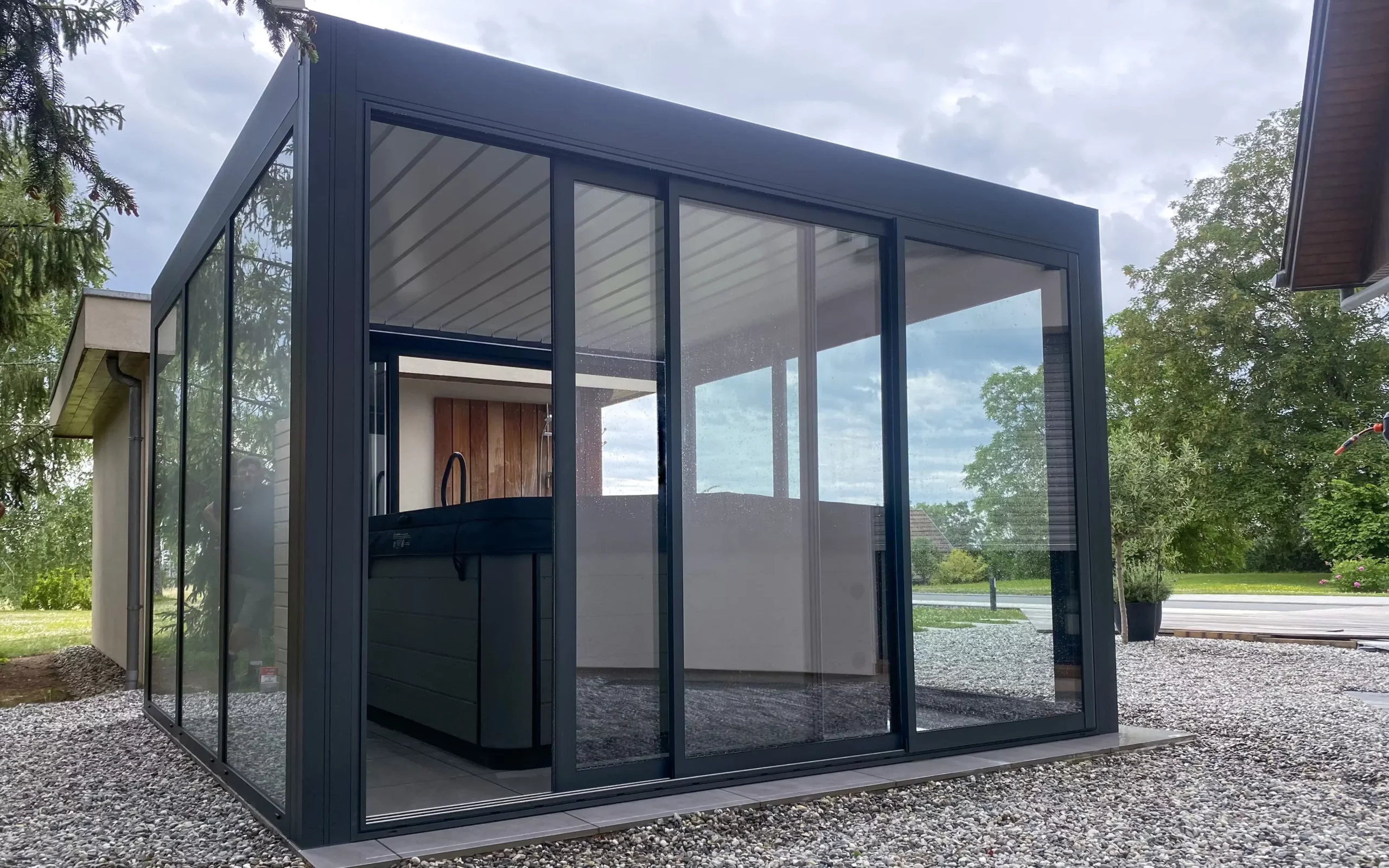 Pergola Bioclimatique pour protéger un SPA