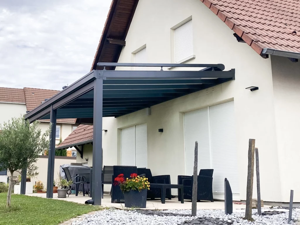 Auvent en aluminium avec toiture vitrée et store de toiture