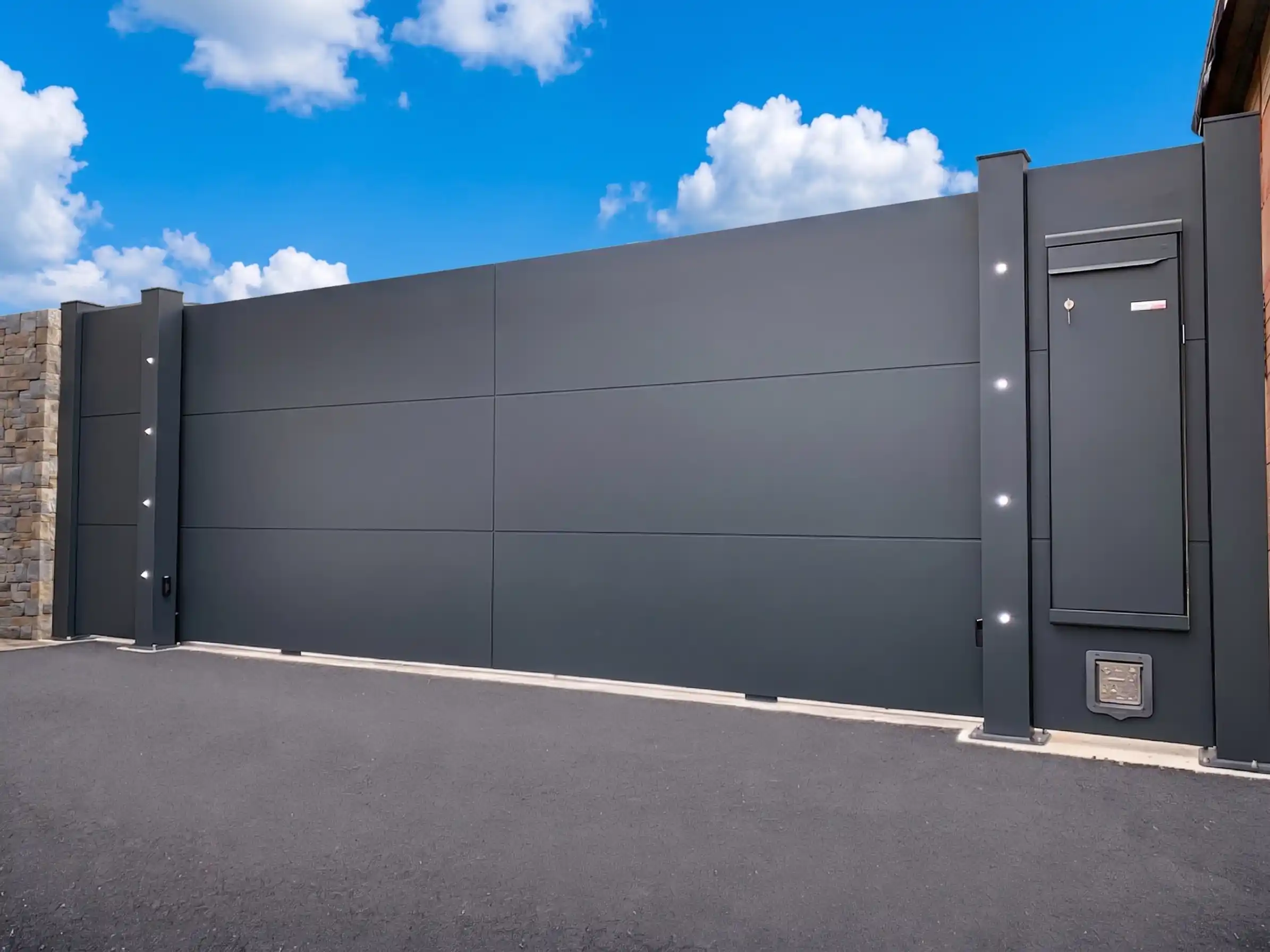 Portail coulissant aluminium plein SELECT Gris Anthracite BREDOK avec boite à colis intégré et spots LEDs