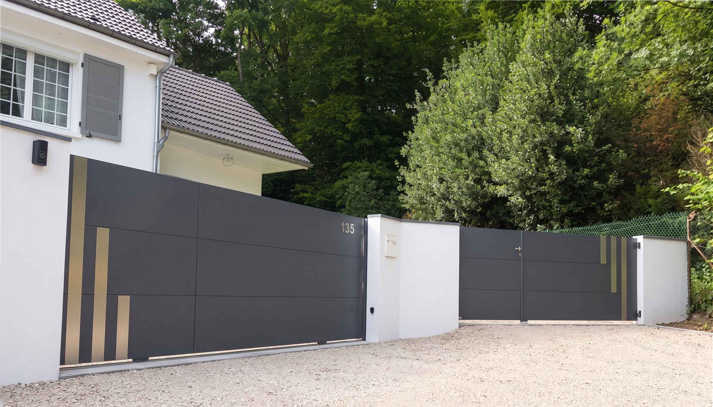 Portail_Alu_Coulissant_SELECT_et_Deux_Battants_Vantaux_Inegaux_Bredok_1_11zon Portail coulissant en aluminium sur mesure Bredok modèle SELECT trois panneaux avec motif en alu brossé.