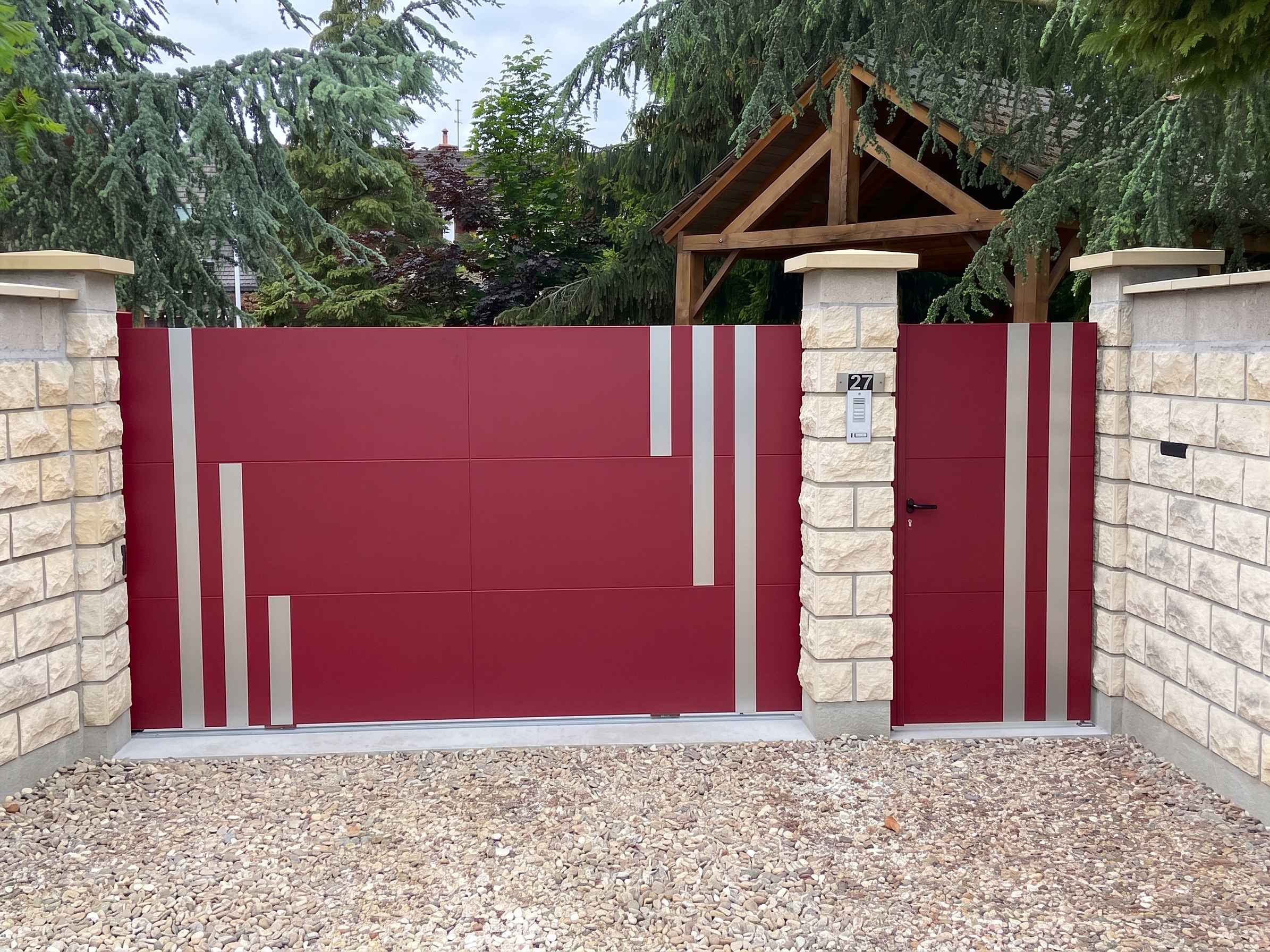 Portail_Alu_SELECT_Deux_Battants_01_6_11zon Portail coulissant et portillon aluminium SELECT rouge et motif aluminium brossé